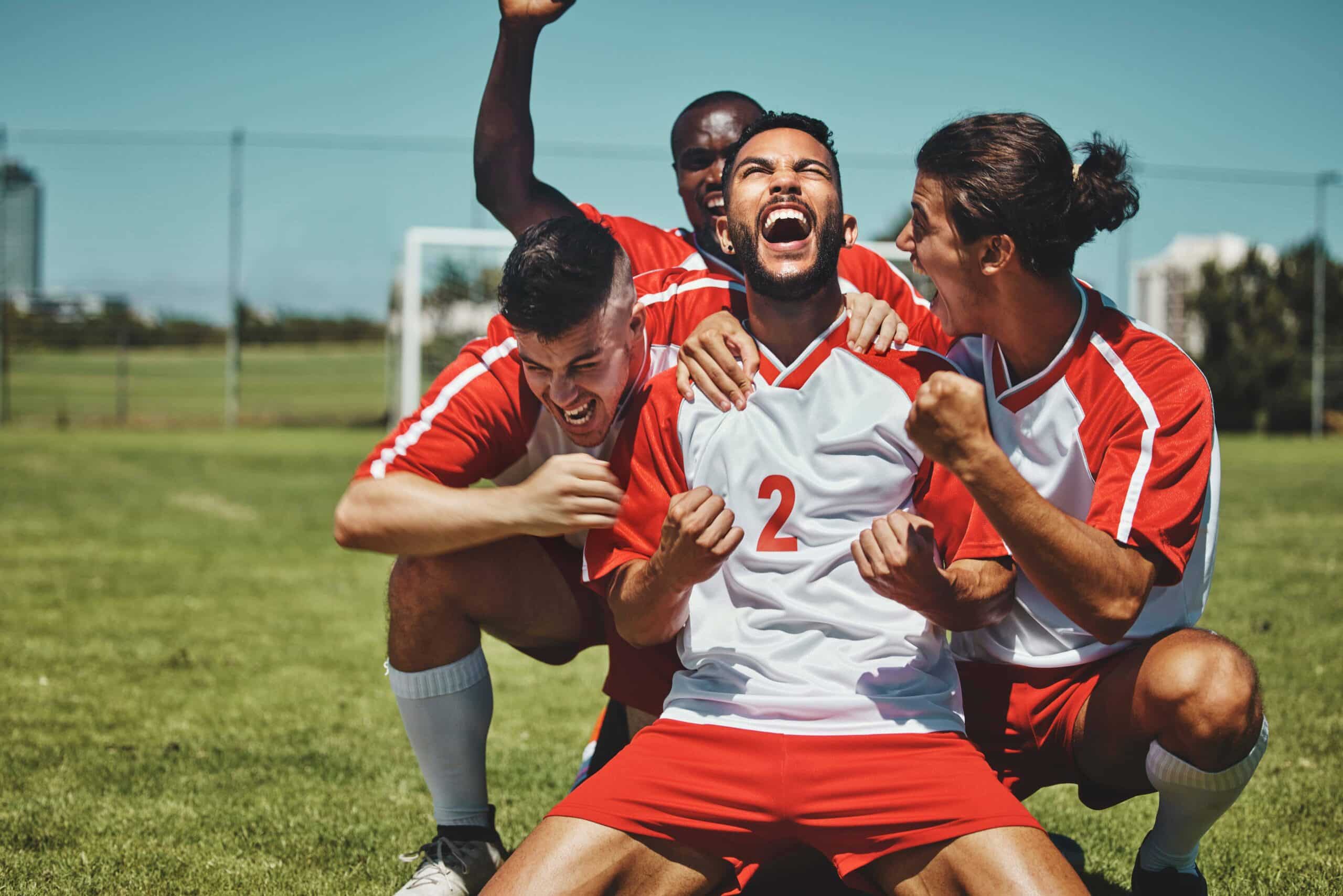 A kép a "Teljes a 2024-es foci Eb mezőnye" című cikkünk illusztrációja. Egy focimeccs végén örvendező csapattagokat ábrázol.