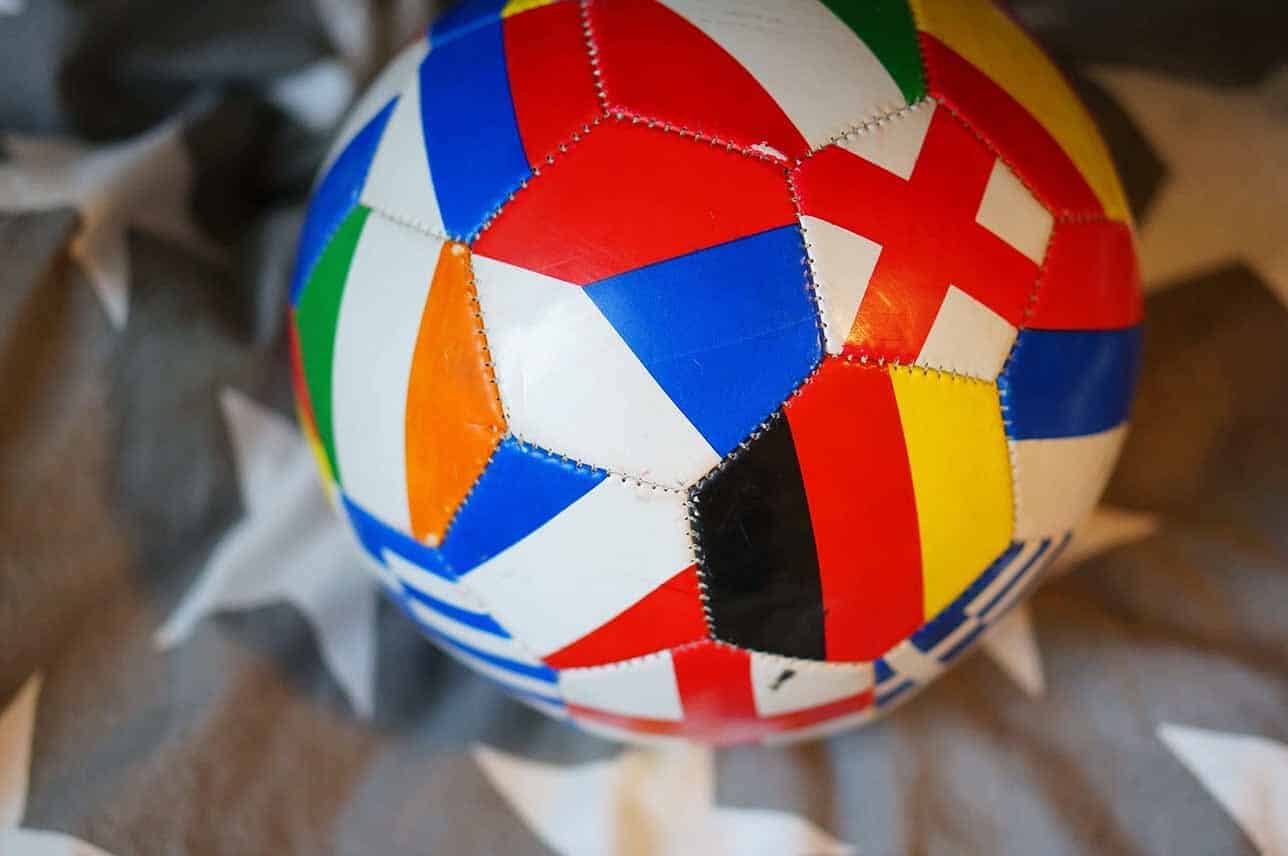 UEFA Európa liga negyeddöntők - illusztráció a cikkhez: zászlókkal dekorált focilabda
